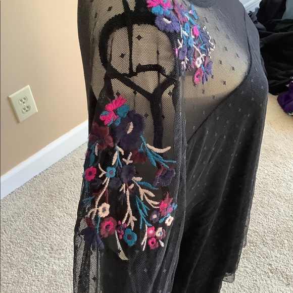 Black shirt with floral designs - Picture 2 of 6